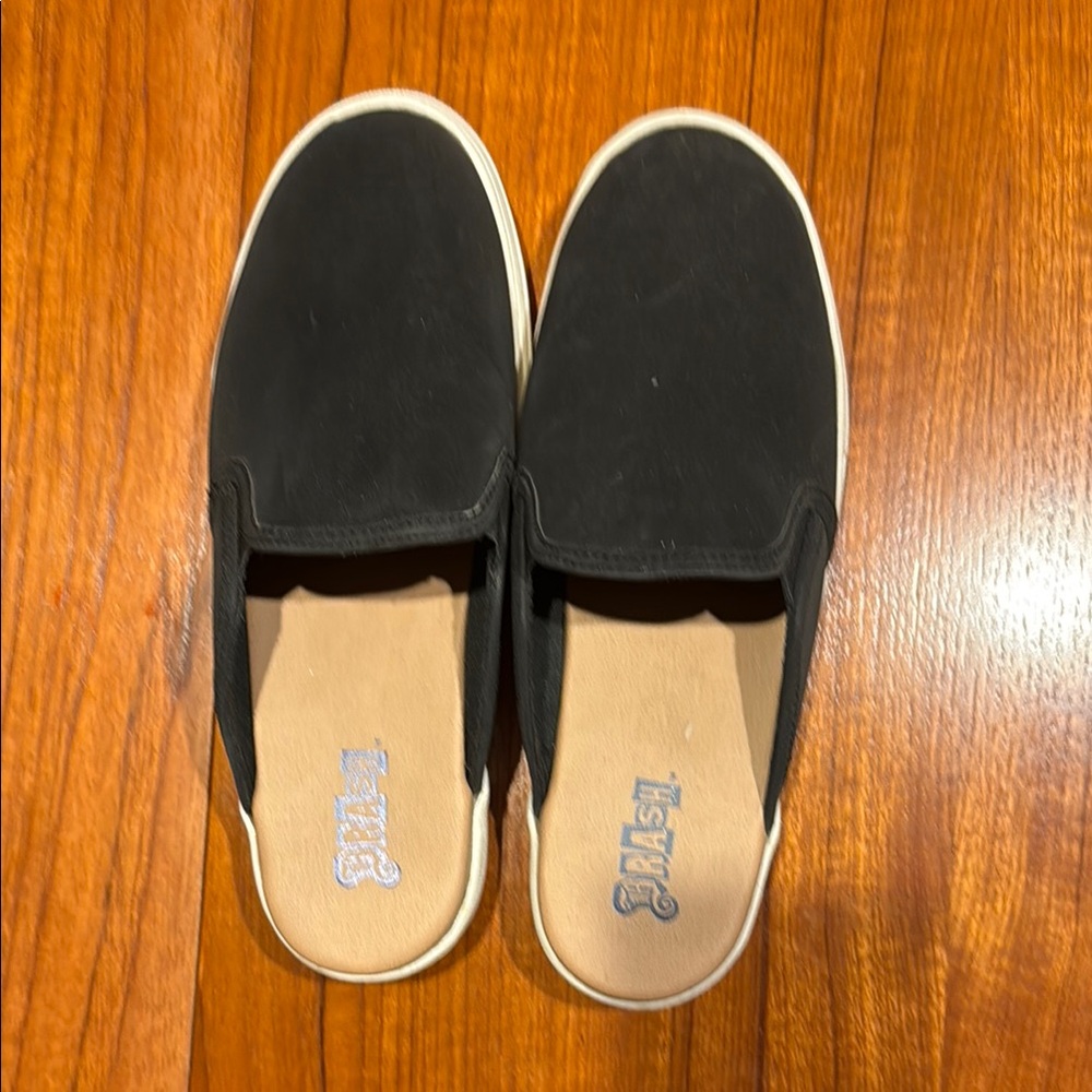 Casual and comfortable women’s Black Slip-On Shoes with White Soles size 9